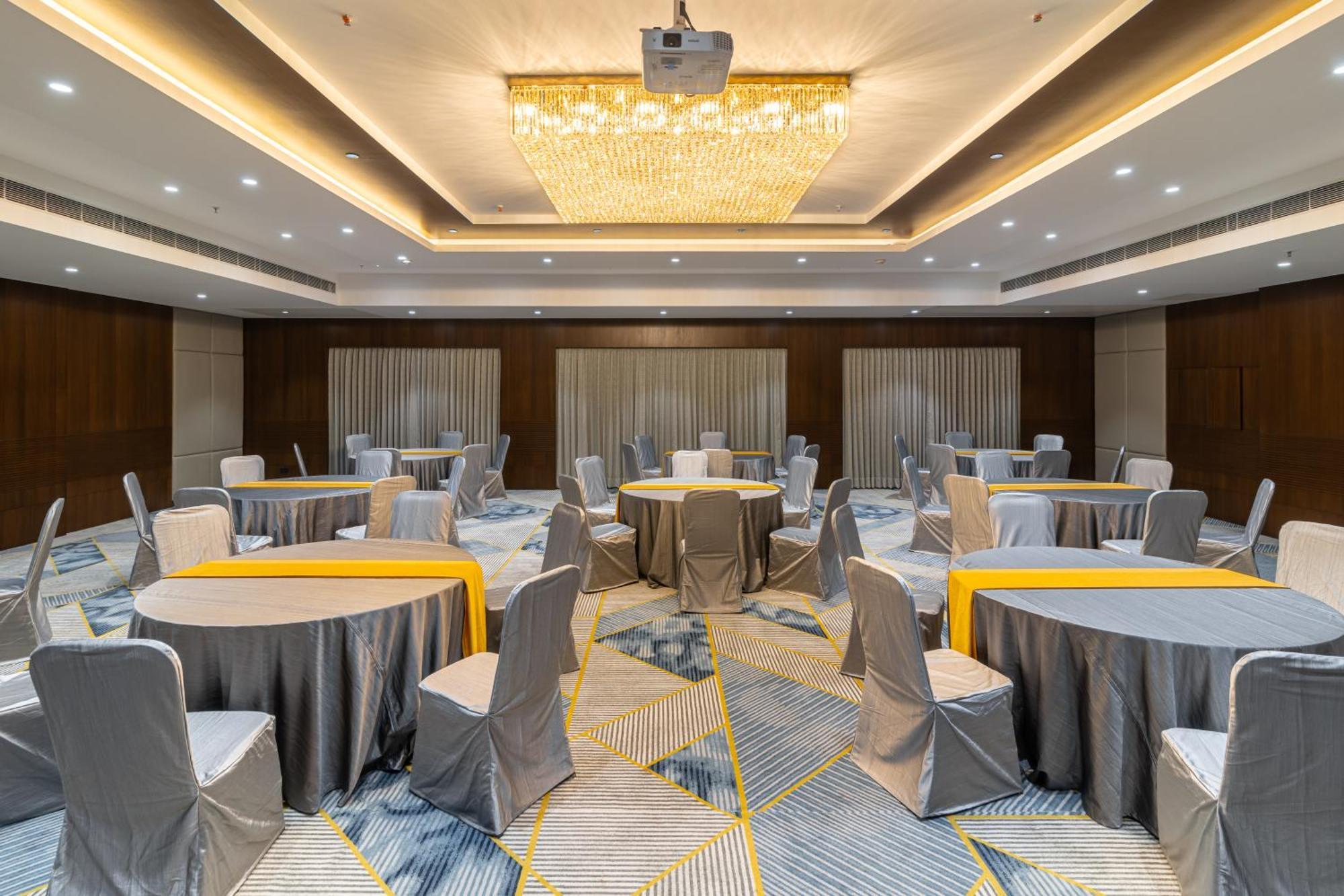 Royal Embassy Hotel Erode Bagian luar foto
