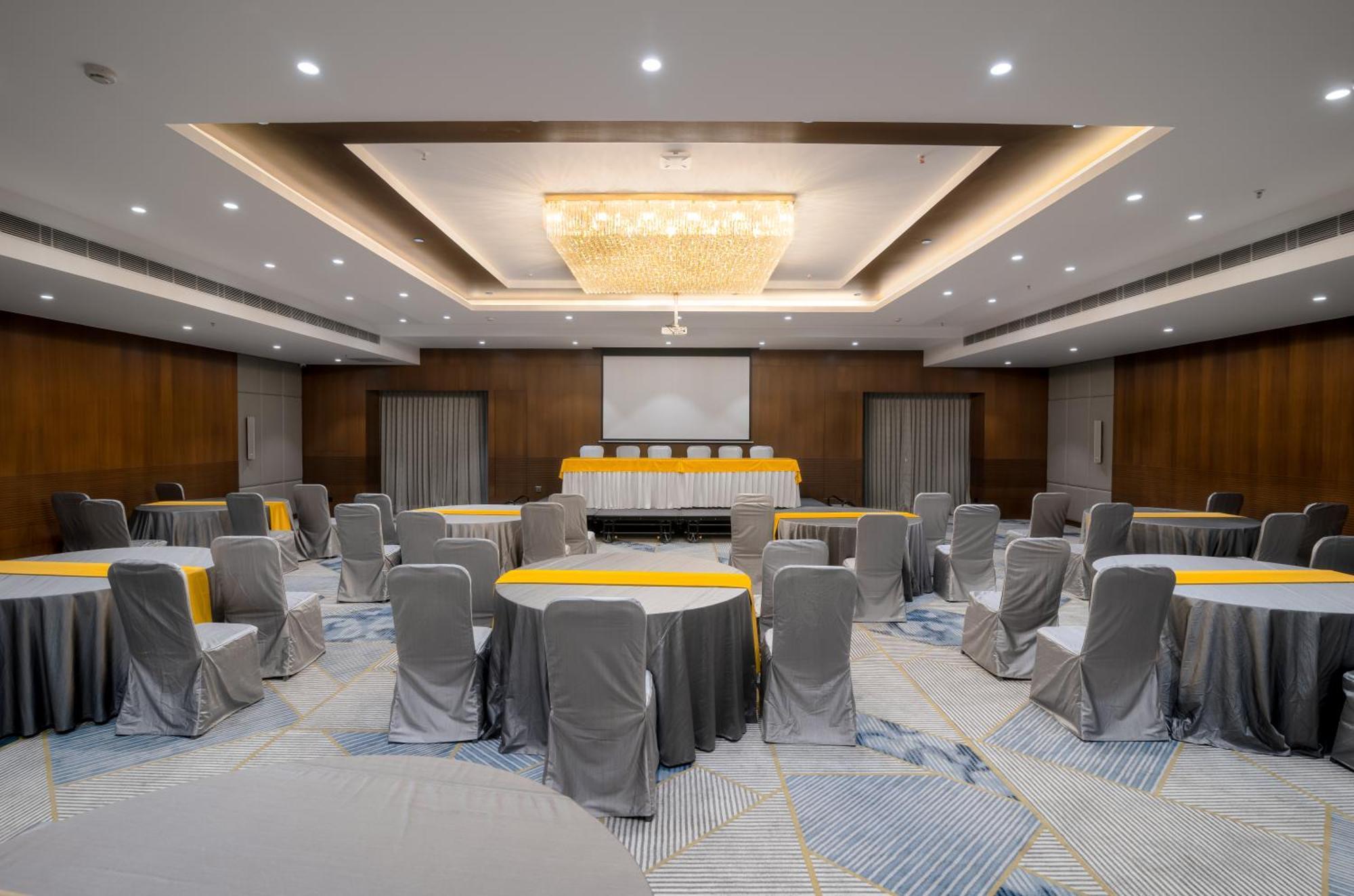 Royal Embassy Hotel Erode Bagian luar foto