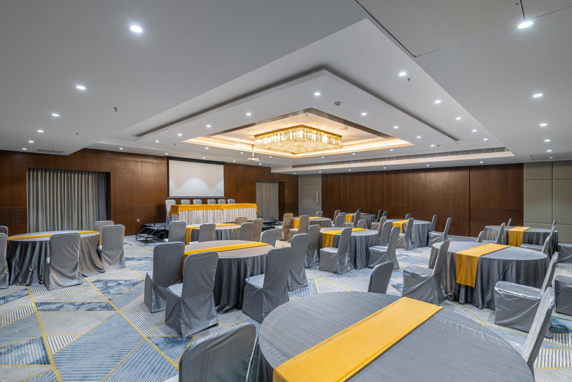 Royal Embassy Hotel Erode Bagian luar foto