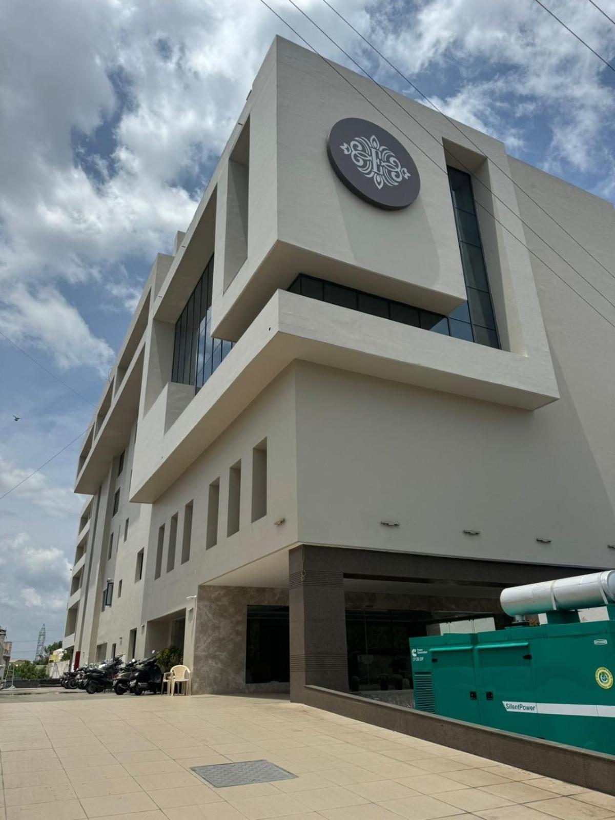 Royal Embassy Hotel Erode Bagian luar foto