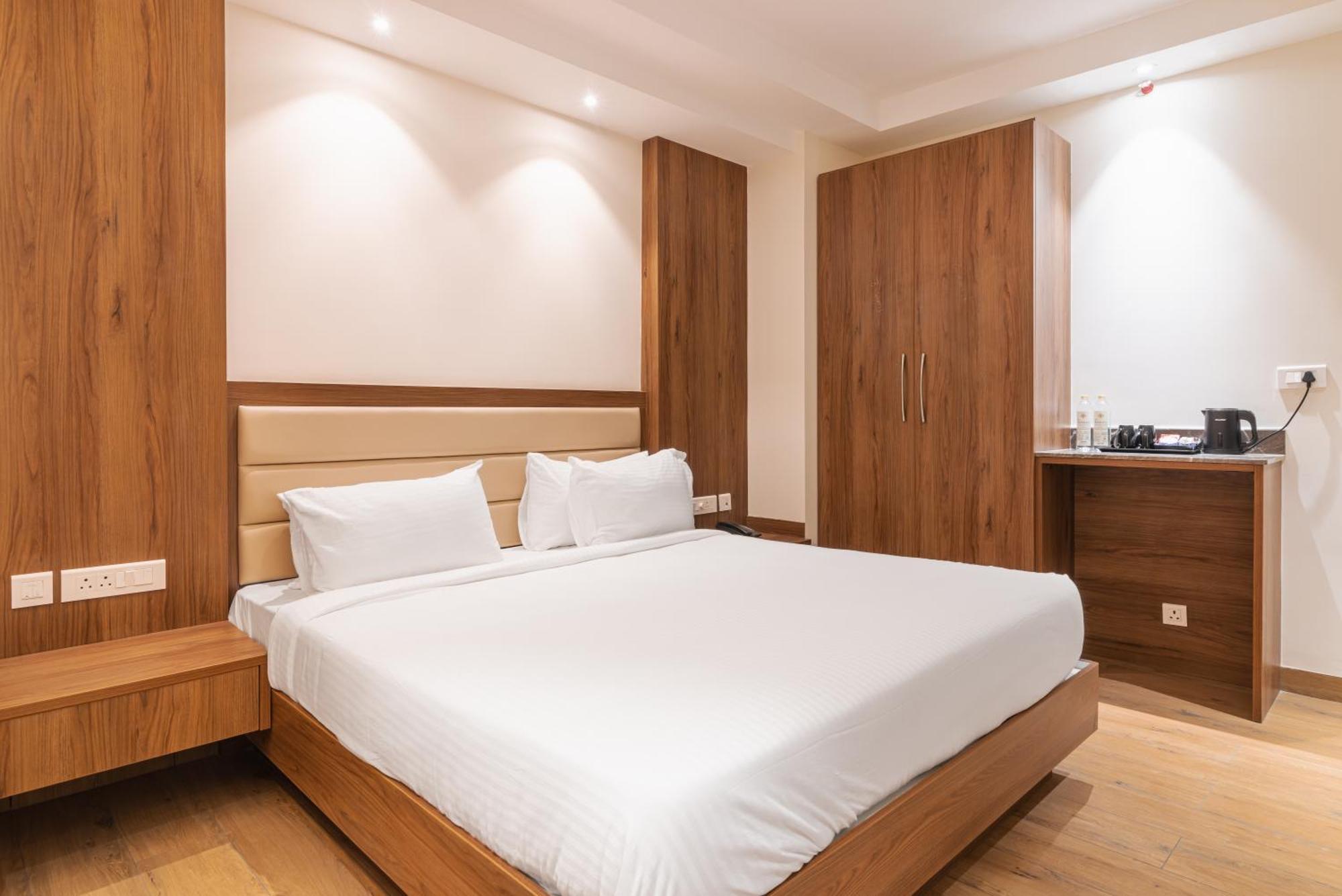 Royal Embassy Hotel Erode Bagian luar foto